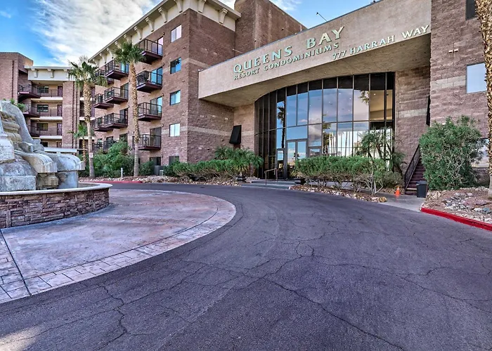 Golf, Boat, Swim! Walkable Havasu Getaway