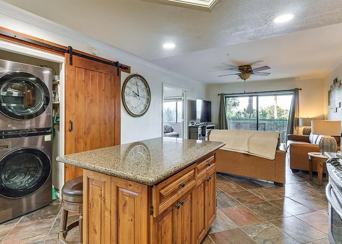 Golf, Boat, Swim! Walkable Havasu Getaway *