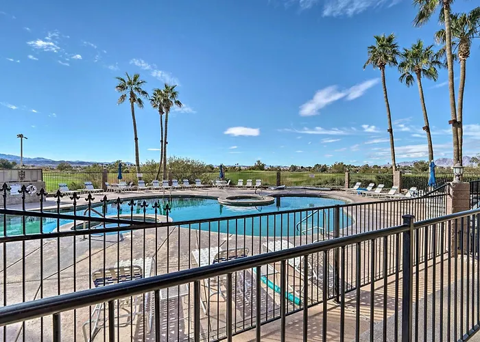 Golf, Boat, Swim! Walkable Havasu Getaway